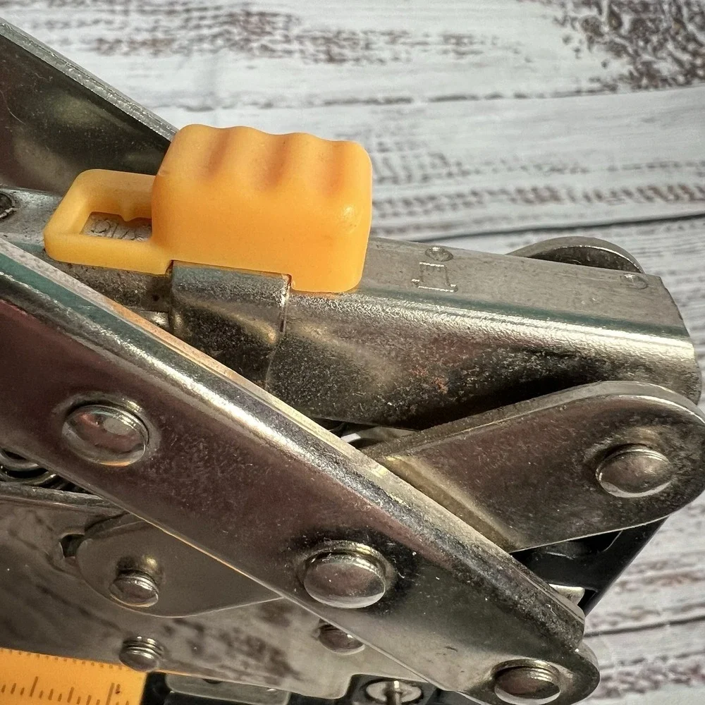 Crop A Dile II Big‎ Bite We R Memory Keepers Hole Punch 6